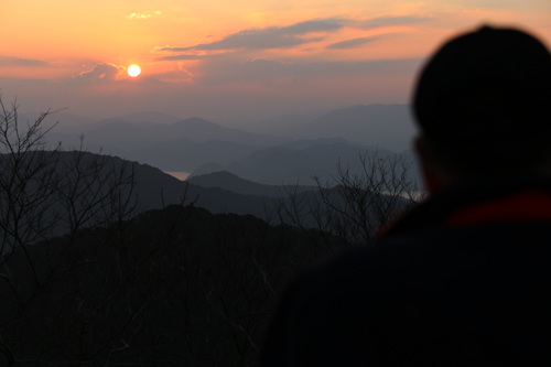 高山の山頂から見る初日の出