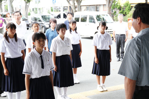 生徒を代表してあいさつをする村岡七海さん