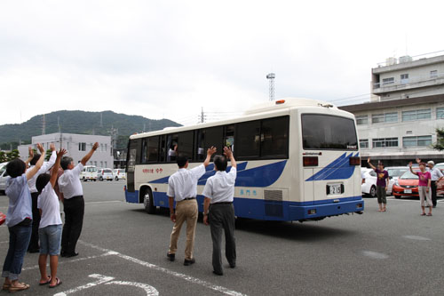 見送られながら被災地へ出発