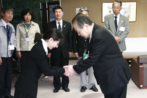 無事の帰還を迎える南野市長
