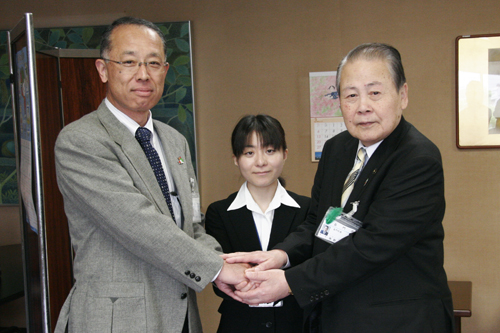 握手で又賀さんをねぎらう南野市長と阿野副市長