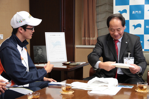 大西市長に投げ方を指導する上永さん