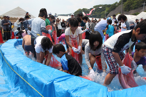 魚のつかみ取りの申し込みは朝早くから行列ができるほどの人気