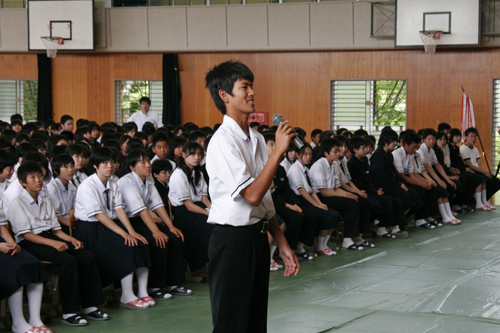 激励の言葉を贈る生徒会長の末永真大君