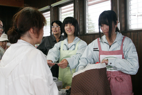 笑顔でレジ業務をこなす高校生