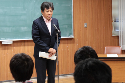 あいさつをする梶山会長