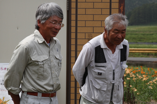 園児を前にあいさつをする林豊明会長（左）と農業組合法人アグリ中央の鈴木克秀代表理事組合長