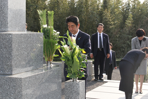 父晋太郎氏の墓前で手を合わせる安倍晋三首相