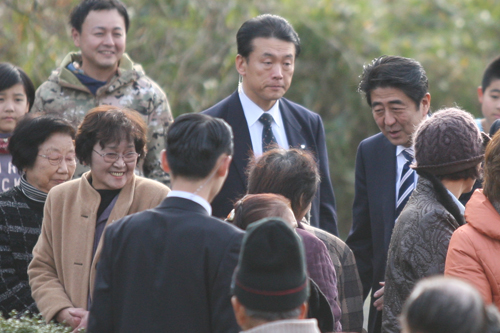 地元の人たちと言葉を交わす