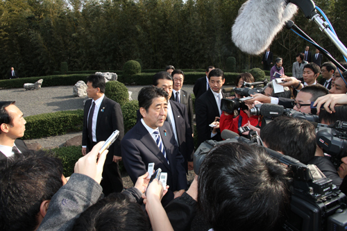 墓参後、記者に取り囲まれる