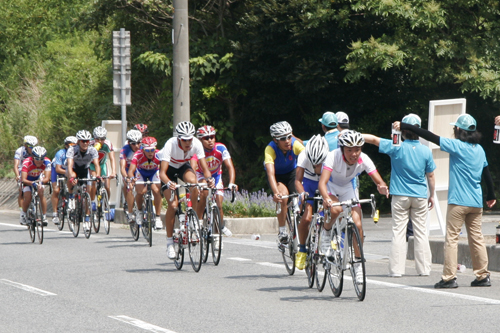 懸命に坂を登る選手