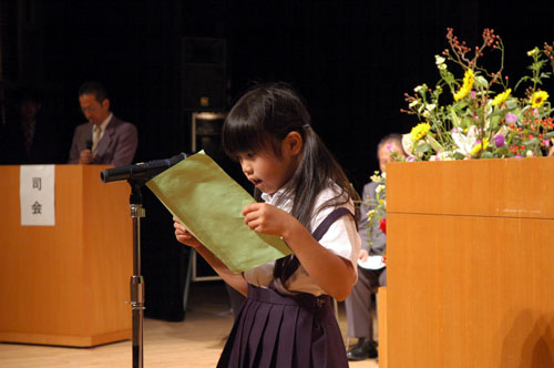 感謝のことばを述べる油谷小学校１年中村香里奈さん