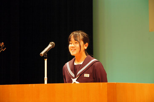 感謝のことばを述べる菱海中学校３年飯田祥子さん