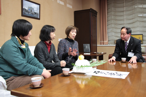 石けんの作り方の説明や石けんの使い方の提案をする小野会長