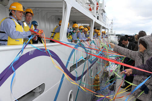 航海の安全を祈り見送る
