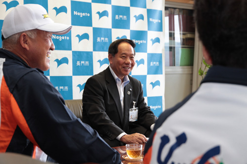 予選のようすなどを聞く大西市長