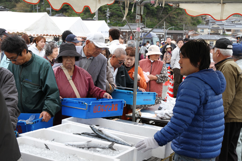 行列のできた鮮魚市