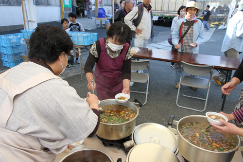 あっさりと、しかししっかり味のついた芋煮は温まります