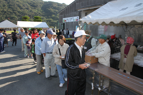 餅にも長い列ができる