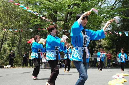 広場では踊りが奉納された