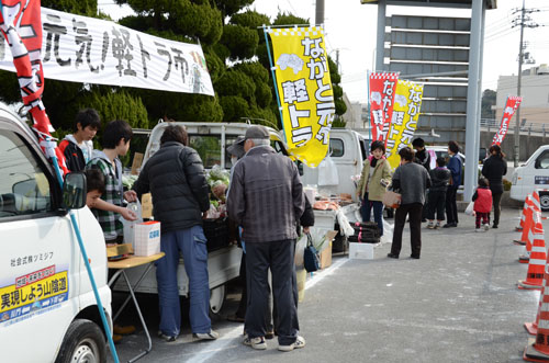 にぎわう軽トラ市
