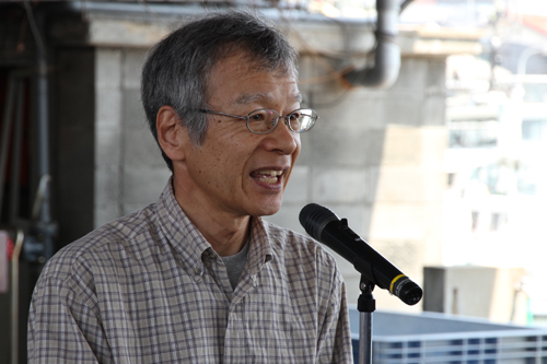 開会式であいさつをする藤部副知事