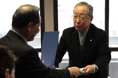 要望書を手渡す香月会長