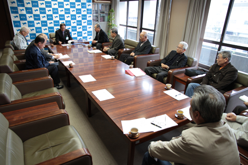 みすみ市民協働推進協議会の役員が訪問