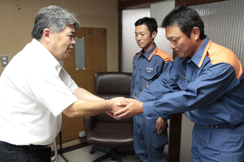 2人の労をねぎらう磯部副市長