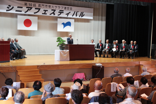 あいさつをする新前豊会長
