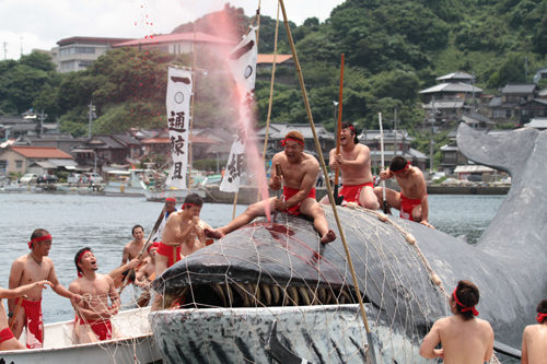 クジラを仕留め歓喜の声を上げる男衆