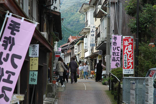 にぎわう俵山湯町の温泉街