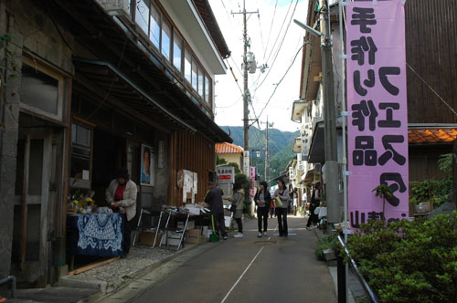 にぎわう俵山湯町の温泉街