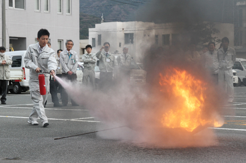 実際に消火器を使って消火