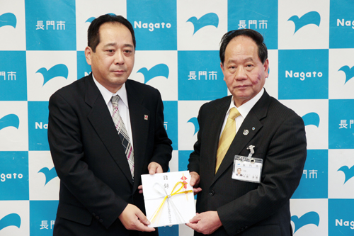 目録を手渡した一般社団法人日本損害保険協会山口県会長の山口さん
