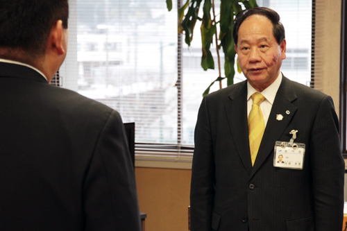 お礼の言葉を述べる大西市長