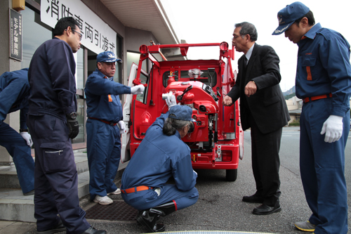 車両や小型ポンプの説明を受ける団員