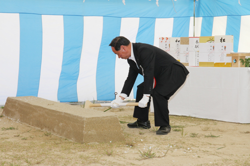 鍬入れを行う大西市長