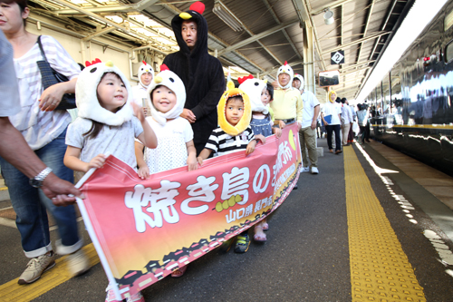 停車中の列車に「焼き鳥のまち」をpr