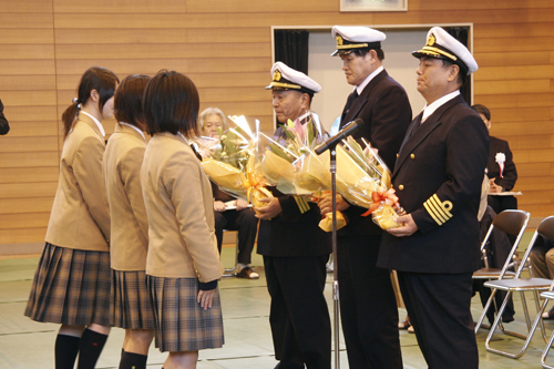 船長・機関長・通信長へ花束贈呈