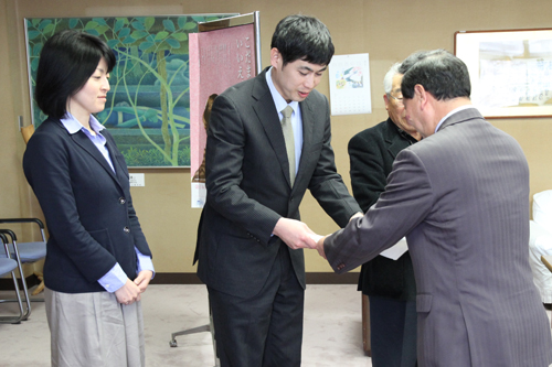 記念品を受け取る東野さん（写真中央）と田渕さん（写真左）
