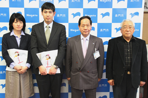 記念撮影。写真右は研修先の農家の林さん