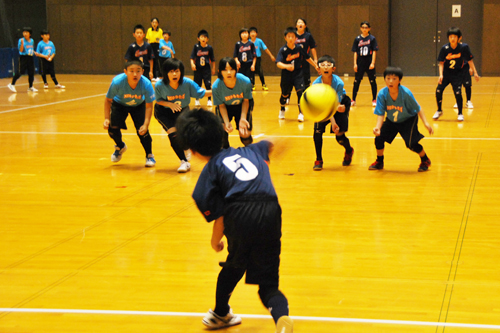 内野の選手をめがけボールを投げる