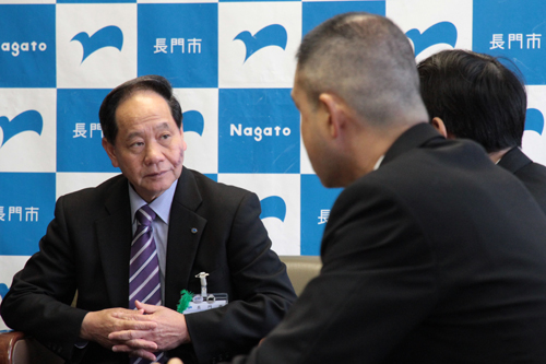 真剣な表情で報告に耳を傾ける大西市長