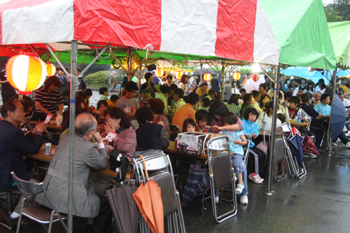 雨の中、たくさんの人が来場