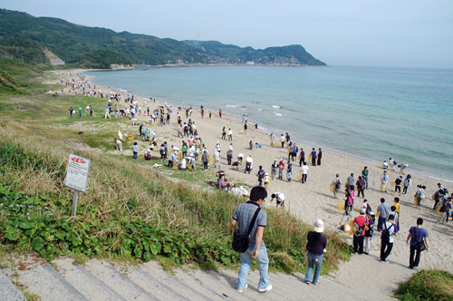 一斉に海岸に降りて清掃開始