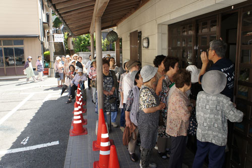 開店前には長蛇の列が