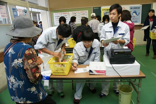 水産校舎で製造された加工品の販売コーナーは人気の的