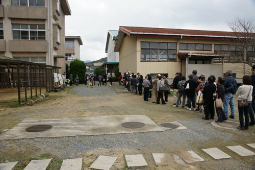 販売開始前から長蛇の列が