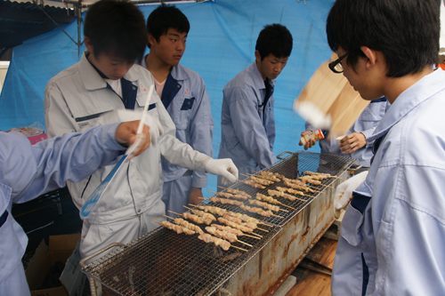 生徒による焼き鳥などの販売も行われた